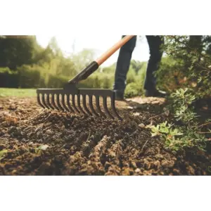 Ancinho Curvo Leve em Aço com Cabo de Madeira 145cm 14 Dentes - Tramontina