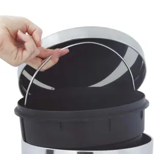 Lixeira ágata de Pedal com Tampa com Capacidade de 3 Litros na Cor Cromada - Imagem 5